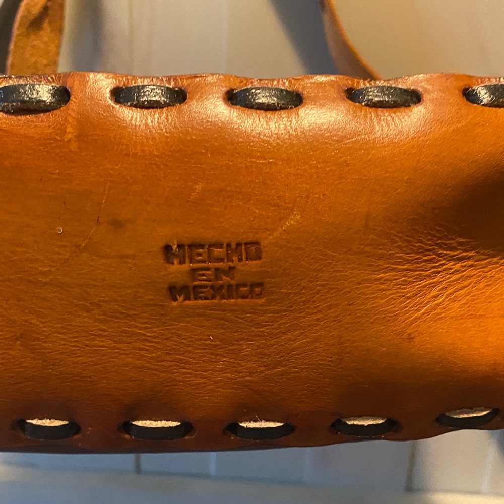 Vintage boho hippie 1970’s Artisan Brown Leather Shoulder Bag with Floral Design - Picture 2 of 13